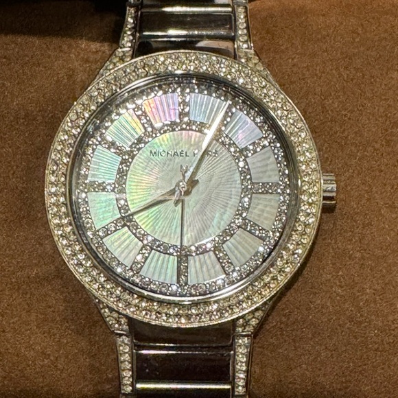 Michael Kors Iridescent watch. See pics for signs of wear. Needs battery - Picture 2 of 13